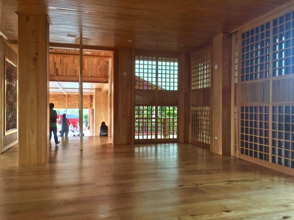 チェンマイバーンマーイホームヒノキの檜造りの建物の室内