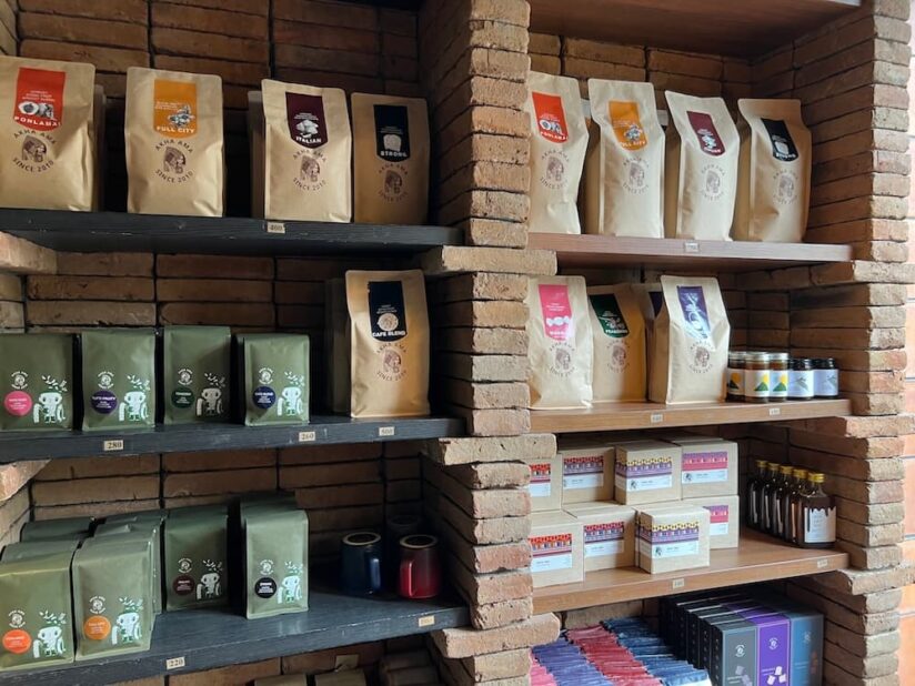 アカアマコーヒープラシン店に並ぶコーヒー豆