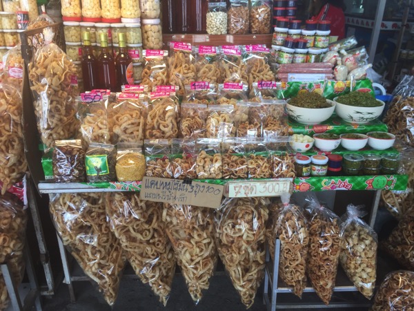 Kad Tung Kwian Marketで売っている豚皮のフライ