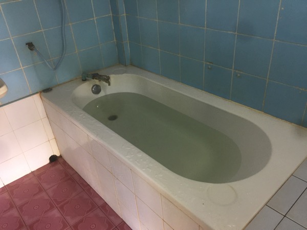 ランパーン県のコッカー温泉のクレイドル浴槽