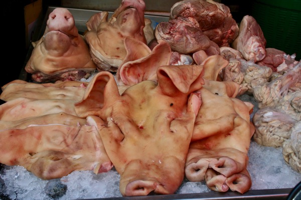 ムアンマイ市場で売っている豚の顔