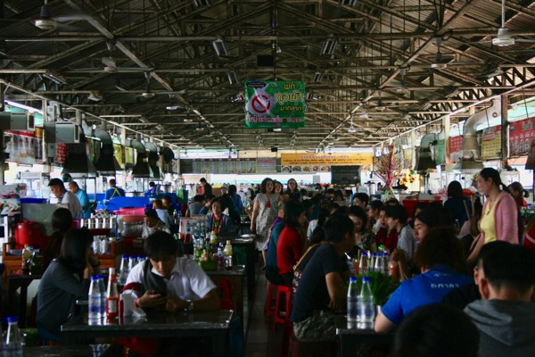 タニン市場の食堂街