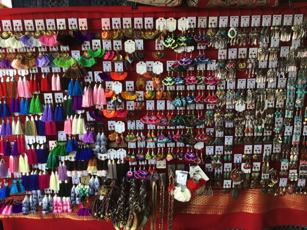 モン族の村で売っているイヤリング