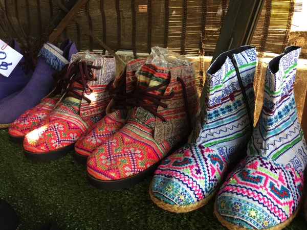 モン族の村で売っているブーツ
