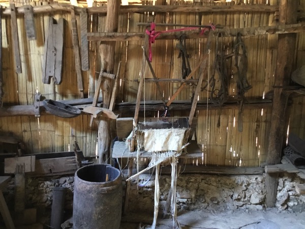 モン族の村の民族博物館に陳列されている昔の道具-1