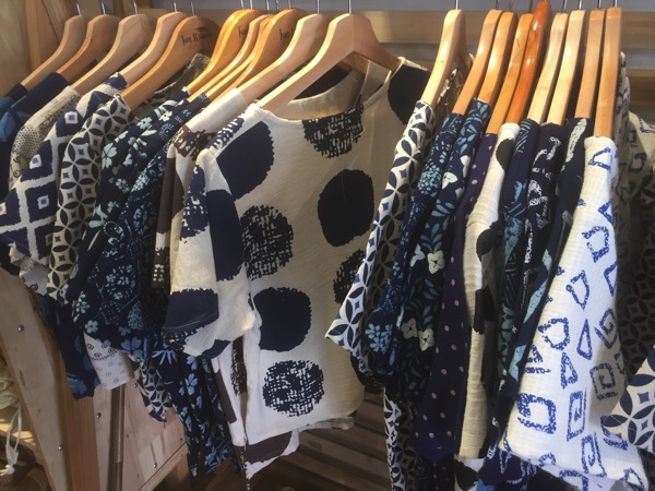 バーン トゥンホーンの藍染のtシャツ