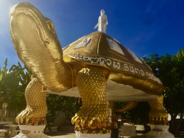 ワットポンスナンの黄金の巨大亀