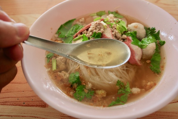 チェンマイカオソーイメーサイの出汁の効いたスープ
