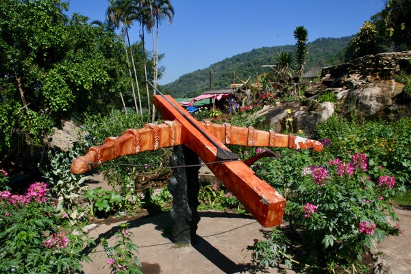 モン族の村のクロスボウがある方の庭園