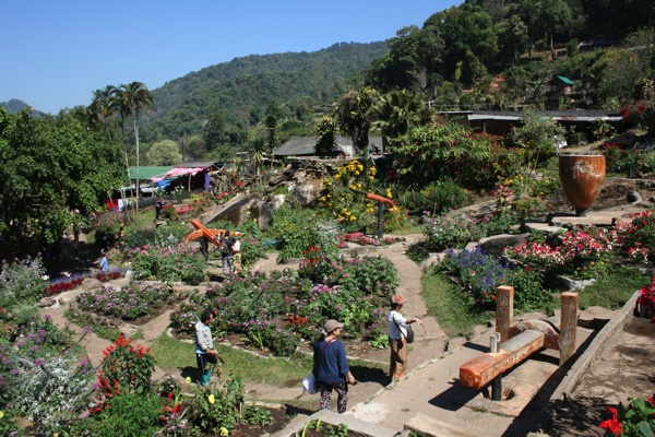モン族の村の庭園の風景