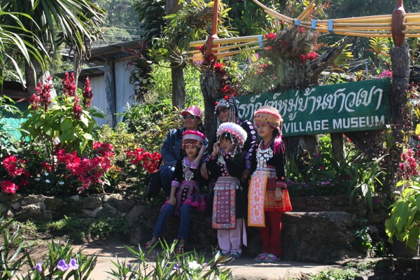 チェンマイのモン族の村で民族衣装レンタルしてモン族の子供と記念写真を撮る観光客