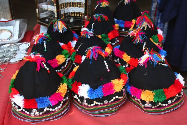 モン族の村で売っている帽子