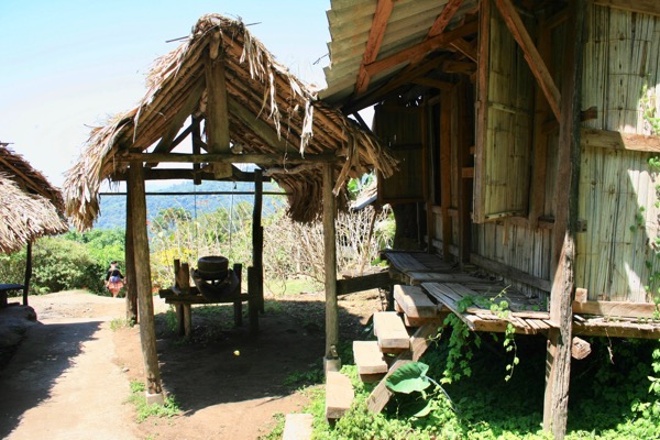 モン族の村の藁葺きの家