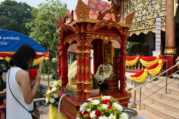 ソンクラン(タイの旧正月)の時期に中央礼拝堂の前に祀られているプラセータンカマニーとプラスィラーに参拝するタイタイ人