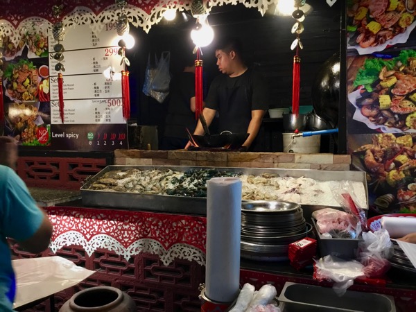 Ploen Ruedee Night Marketの海鮮炒めのお店