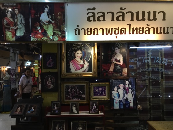 チェンマイナイトバザーの民族衣装で記念写真を取れるお店