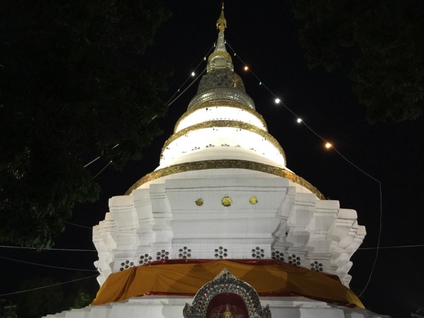 ライトアップされたワットゲートガラムの仏塔