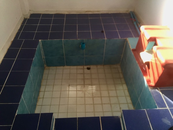 パートゥン温泉の四角い浴室