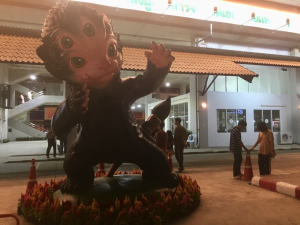 チェンライ第一バスターミナルのマスコット像メーンシフーハーター