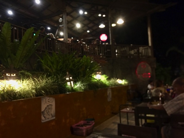 チェンコーンの人気タイレストランRim Khong restauranの店内風景