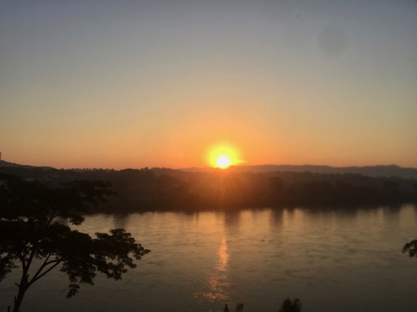 チェンコーンの朝焼けのメコン川