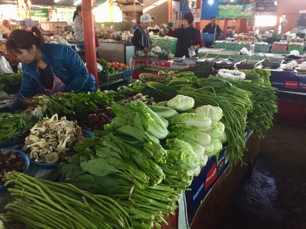 チェンコーンのローカル市場で売っている新鮮な野菜