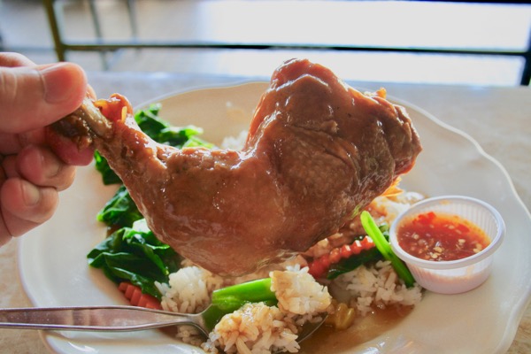 チェンマイのジョーク・ソムペットの蒸し鳥飯の蒸した骨付き鶏もも肉