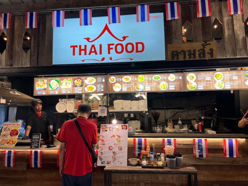Phaploen Marketの屋台,定番のタイ料理