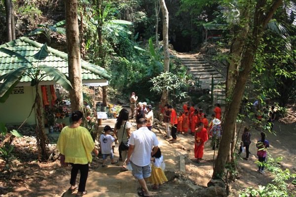タムルアン洞窟前の観光客