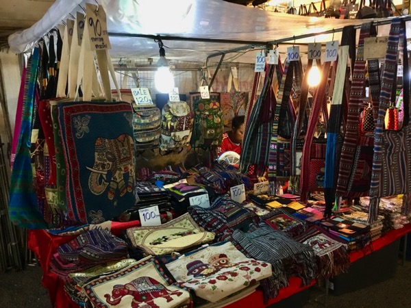 チェンライナイトバザールのお土産屋台で売っている山岳民族の布地を使ったカバン
