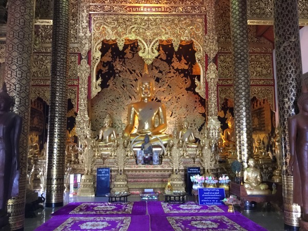 黄金の菩提樹に包み込まれるように鎮座する仏像
