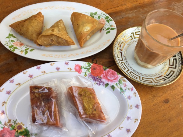 タチレクのレストラン＿Valentine Tea & Food Centerのミルクティーと軽食