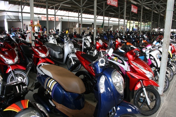 ルアムチョーク市場の中古バイク市場売り場
