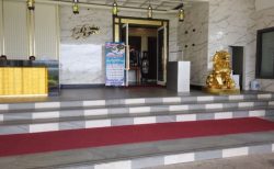 タチレクのレジーナホテルの入り口