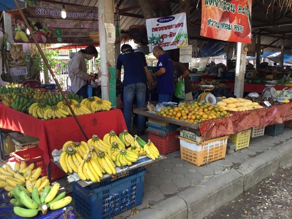 チェンマイ大学の果物市場