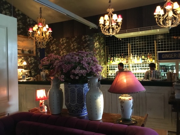 ジンジャーカフェのレストランの店内の花