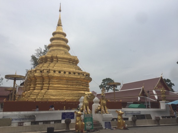 チョームトーン寺院の仏塔