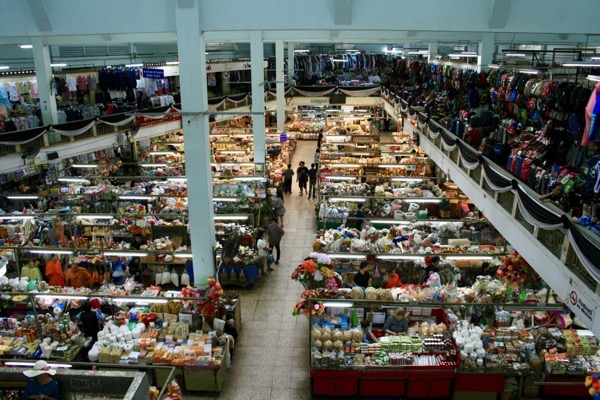 ワロロット市場の屋内写真