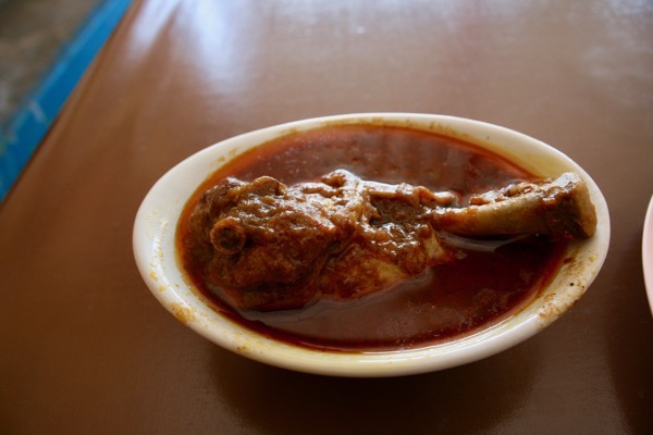 チェンマイのハラルレストラン（クルアビスミスラー）のマサラカレーの鶏肉