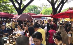 チェンマイJJマーケットの野外エリアで買い物を楽しむタイ人観光客