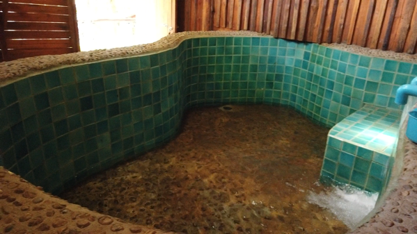 メー・ウムローン温泉の浴槽