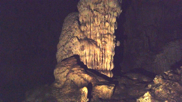 タム・ロート洞窟の約21.45メートルの鍾乳石の柱