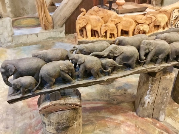 Baan Jang Nakの作品-一本彫りの象の群れ