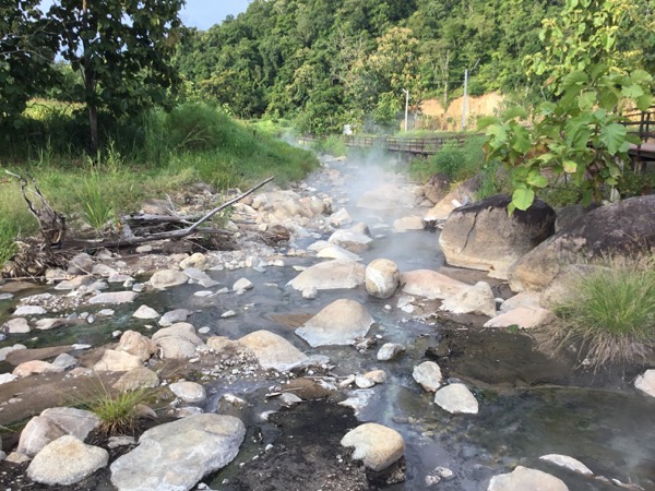 ペーン温泉の熱湯が流れる川