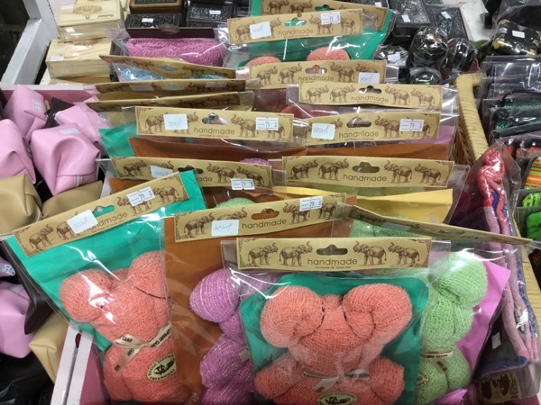 メーサー・エレファント・キャンプお土産屋で売っている象のアカスリ