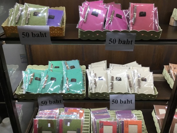 メーサー・エレファント・キャンプお土産屋で売っているノート
