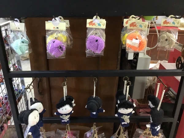 メーサー・エレファント・キャンプお土産屋で売っているカレン族の象使いのキーホルダー