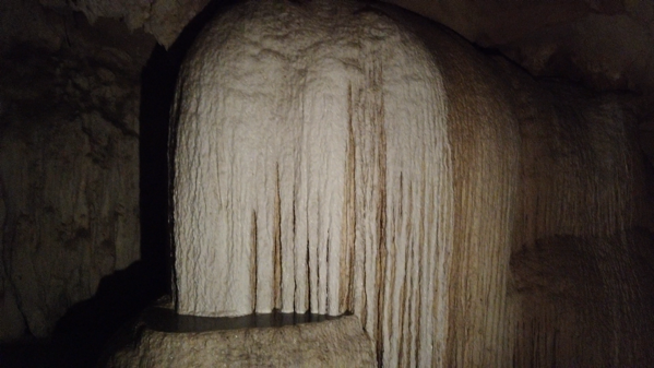タム・ロート洞窟のダイヤモンドダストと呼ばれる鍾乳石