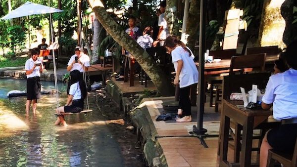 足元に小川が流れるチェンマイのカフェ【バーンスワンカフェ】