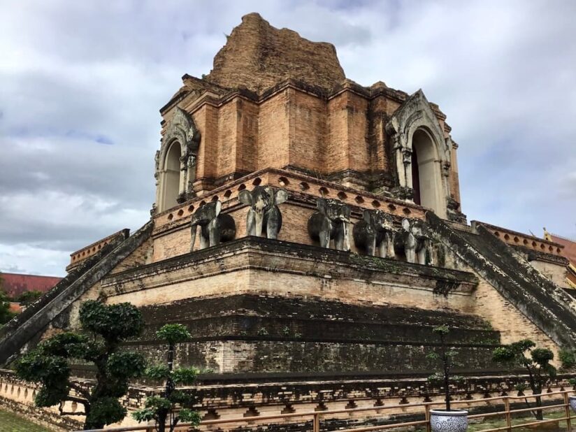高さ86mあったとされるチェディ・ルアン仏塔の正面全景
